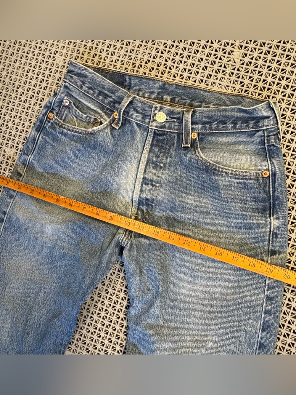 Vintage Levi’s 501 Medium Wash Button-Fly Blue Jeans - Y2K - Picture 9 of 12
